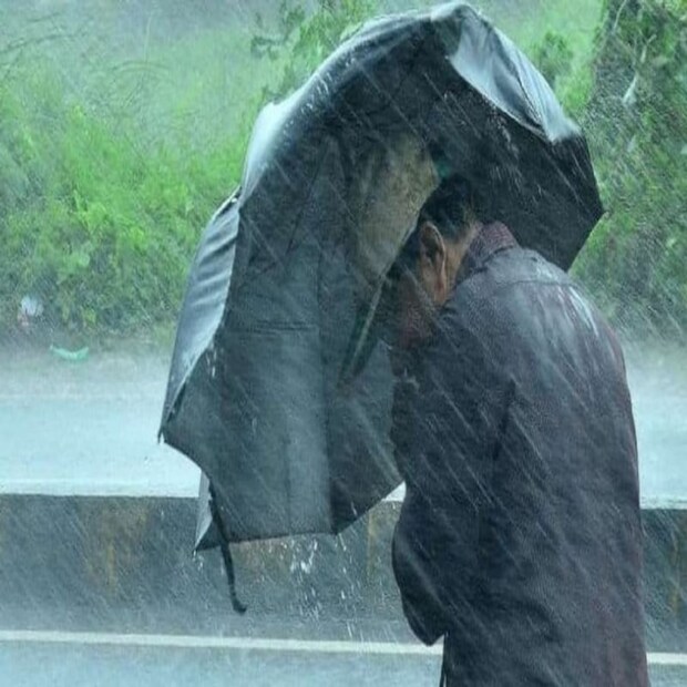 উত্তর ও মধ্য ভারতের কৃষকদের জন্য কঠিন হয়ে উঠছে আবহাওয়ার এই পরিবর্তন। ফসল তোলার খুব কম সময় বাকি, তার আগে বৃষ্টি ও শিলাবৃষ্টিতে অনেক ক্ষতি হয়েছে ফসলের। কিন্তু কৃষকদের জন্য দুঃসংবাদ। আবহাওয়া দফতরের পূর্বাভাস অনুযায়ী, আবহাওয়ার এই পর্ব এখনও শেষ হয়নি।