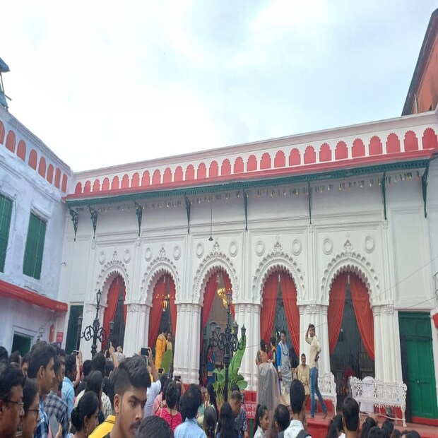 শোভাবাজার রাজবাড়ির পুজো হয় শাস্ত্র মেনে। ফলে এখানে পুজো উপাচারে পান থেকে চুন খসে না। যদিও কোভিড পরিস্থিতিতে বেশ কিছু নিয়ম কানুন বদল হলেও পুজোর উপাচারে কোনও বাধা আসেনি বলে পরিবারের দাবি।