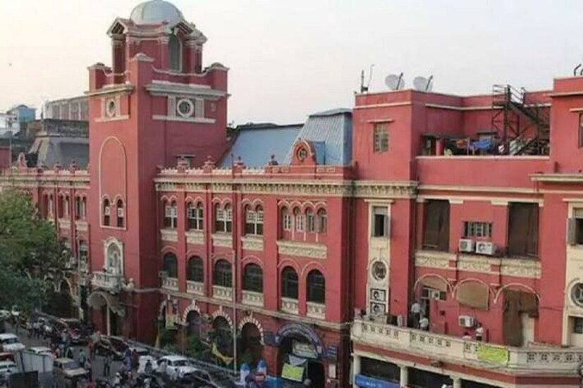 ★বিদ্যুৎ থেকে ক্ষতি হওয়ার আশঙ্কা থাকলে সেই এলাকা বিদ্যুৎ বিচ্ছিন্ন করে দিতে হবে। মানুষকে সতর্ক করতে প্রয়োজনীয় মাইকিং করতে হবে ওয়ার্ডে ওয়ার্ডে। সব পাম্প চালিয়ে দেখে নেওয়ার পরামর্শ দেওয়া হয়েছে। বিপদজ্জনক বাড়িতে নোটিস দিয়ে সাময়িকভাবে কমিউনিটি হলে বা স্কুলে স্থানান্তরিত করতে হবে।