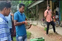 মাঠের মধ্যে চন্দ্রবোড়া সাপ, চমকে উঠল সকলে! ছুটে গিয়ে যা করল যুবক... মাঠের মধ্যে চন্দ্রবোড়া সাপ, চমকে উঠল সকলে! ছুটে গিয়ে যা করল যুবক...