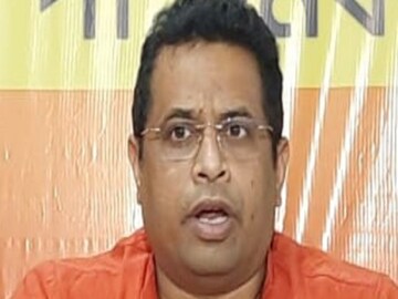 নেতৃত্বের ভুলেই একের পর এক নির্বাচনে বাংলায় ভরাডুবি হচ্ছে বিজেপির, বিস্ফোরক পদ্ম সাংসদ 