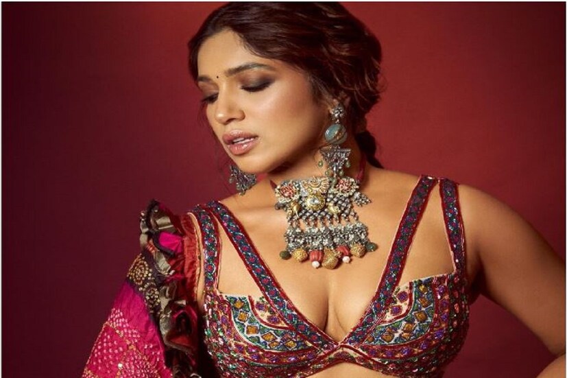 ডিজাইনারদ্বয় আবু জানি-সন্দীপ খোসলার ডিজাইন করা রং-রঙিন রাজস্থানী ধাঁচের লেহেঙ্গায় অপরূপা ভূমি