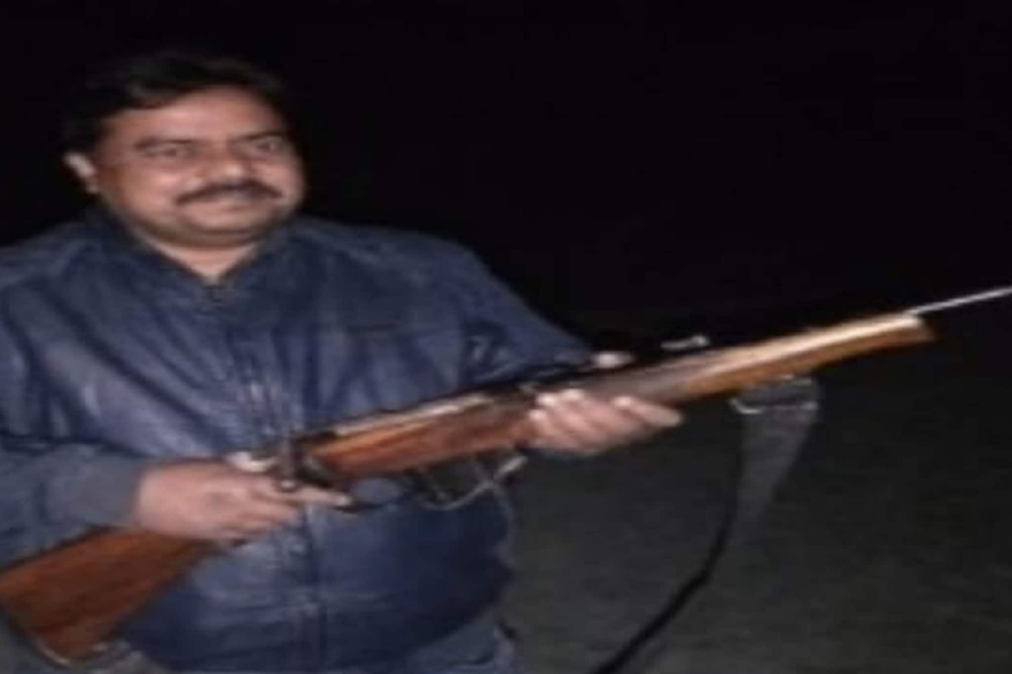 বন্দুক হাতে তৃণমূল নেতা, ছবি ভাইরাল হতেই দারুণ তত্ত্ব দিলেন শাসক নেতা