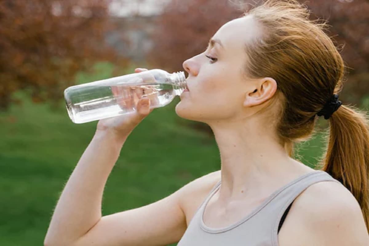 Why Do Not Drink Water While Standing আপনি দাঁড়িয়ে জল পান করেন অজান্তে ডেকে আনছেন মহাবিপদ