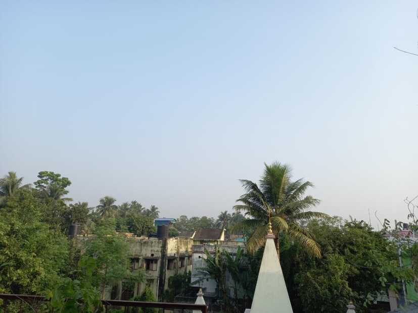 আজ, শুক্রবার কলকাতায় সারাদিন তাপমাত্রা ২৩ ডিগ্রি সেলসিয়াস থেকে ৩২ ডিগ্রি সেলসিয়াসের মধ্যে থাকবে। আগামিকাল থেকে শুরু হচ্ছে রিটার্ন মনসুন অর্থাৎ উত্তর-পূর্ব মৌসুমী বায়ুর প্রভাব বাড়বে দক্ষিণ ভারতের রাজ্যগুলিতে। এছাড়াও ঘূর্ণাবর্ত রয়েছে দক্ষিণ-পশ্চিম বঙ্গোপসাগরে অর্থাৎ তামিলনাডু উপকূলে। এ ছাড়া আর কোনও সিস্টেম নেই বঙ্গোপসাগরে।