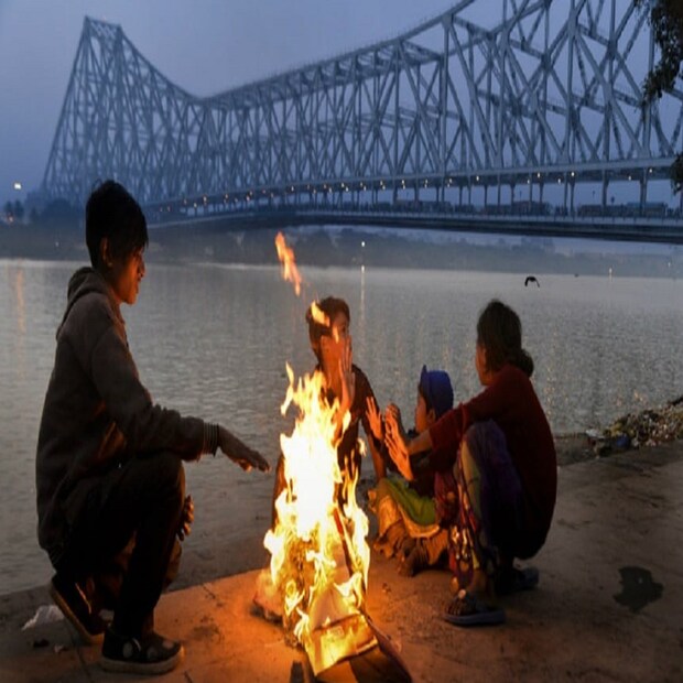 হাওয়া অফিস জানাচ্ছে, &quot;সকালে ও সন্ধ্যায় বেশ কয়েক ঘণ্টা শীতের আমেজ থাকবে কলকাতাতে। তবে বেলা বাড়লে সেই আমেজ উধাও হবে। আজও দিনের তাপমাত্রা কলকাতার স্বাভাবিকের থেকে বেশি বাতাসে জলীয় বাষ্প রয়েছে আগামিকাল সকালে হালকা কুয়াশা বা শিশিরের দেখা মিলতে পারে। আগামিকাল পরিষ্কার আকাশ রাতের তাপমাত্রা কমতে শুরু করবে।