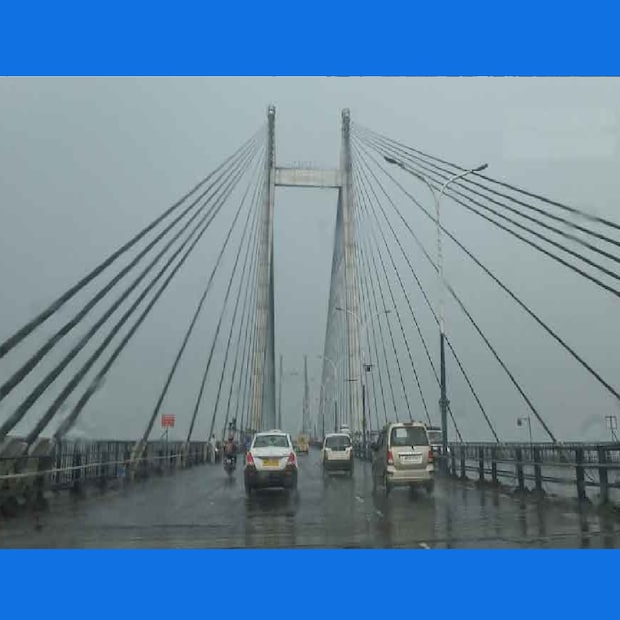 আজ কলকাতায় সর্বনিম্ন তাপমাত্রা কুড়ি পয়েন্ট নয় ডিগ্রি সেলসিয়াস যা স্বাভাবিক। সর্বোচ্চ তাপমাত্রা ৩২.২ ডিগ্রি সেলসিয়াস যা স্বাভাবিকের থেকে এক ডিগ্রি বেশি। বাতাসে জলীয় বাষ্পের পরিমাণ ৪১ থেকে ৯১ শতাংশ। অংশত মেঘলা আকাশ ছিল আজ। দিনের সর্বনিম্ন তাপমাত্রা এবং সর্বোচ্চ তাপমাত্রা ২১ থেকে ৩১ ডিগ্রি সেলসিয়াস এর মধ্যে থাকবে আগামী ২৪ ঘণ্টাতে। আপাতত বৃষ্টির কোন সম্ভাবনা নেই।