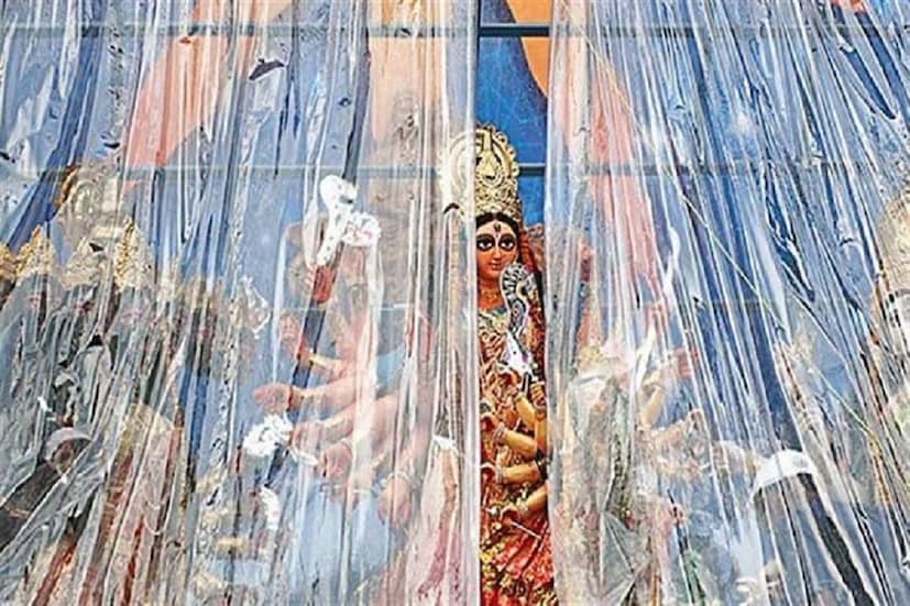 তাই সপ্তমীতে থেকে কেমন থাকবে আবহাওয়া, তা নিয়ে আগ্রহের শেষ নেই। শনিবার আলিপুর আবহাওয়া দফতরের তরফে জানানো হয় পূর্ব মধ্য বঙ্গোপসাগরে একটি ঘূর্ণাবর্ত তৈরির সম্ভাবনা রয়েছে। এর প্রভাবে সপ্তমী থেকে দশমী পর্যন্ত দক্ষিণবঙ্গে বৃষ্টির প্রবল সম্ভাবনা রয়েছে।