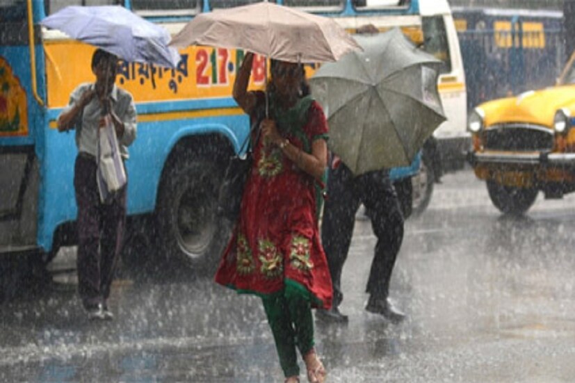 করোনার অতিমারির ভয়াবহতা কাটিয়ে খানিকটা ছন্দে ফিরেছে জীবন। শুরু হয়ে গিয়েছে বাঙালির শ্রেষ্ঠ উৎসব দুর্গাপুজো। কিন্তু জমিয়ে ঠাকুর দেখার পথে বাধা হতে চলেছে আবহাওয়া। ঘূর্ণাবর্তের জেরে এবারের পুজো মাটি হওয়ার আশঙ্কা রয়েছে।