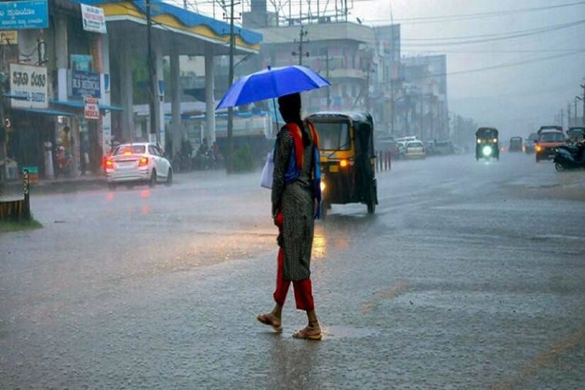 *পূর্বাভাস অনুযায়ী, সমুদ্রে পরিবেশ অনুকূল থাকলে নিম্নচাপে পরিণত হতে পারে ঘূর্ণাবর্তটি। বাংলাদেশ থেকে ওড়িশার মধ্যে কোনও অংশ দিয়ে সেটি ভূভাগে প্রবেশ করতে পারে। ফাইল ছবি। 