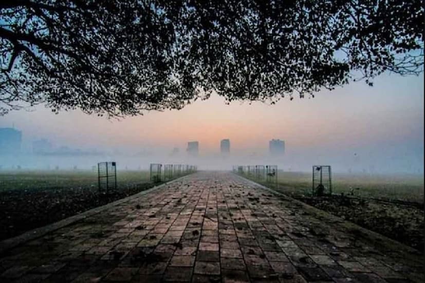 আবহবিদরা জানাচ্ছেন, বায়ুমণ্ডল থেকে ঘূর্ণিঝড় সিত্রাংয়ের প্রভাব সরে যেতেই উত্তুরে হাওয়া ঢুকতে শুরু করেছে৷ ফলে জলীয় বাষ্পের পরিমাণ কমে গিয়ে শুষ্ক আবহাওয়ার কারণেই শীতের আমেজ অনুভূত হচ্ছে৷ 
