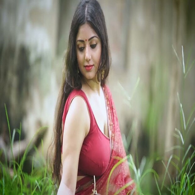 ৩. গন্ধের বিষয়েও মেয়েরা যতটা স্পর্শকাতর, সে তুলনায় ছেলেরা অধিকাংশ ক্ষেত্রেই রীতিমতো উদাসীন। অজানা উৎস থেকে বাতাসে ভেসে আসা গন্ধে অনুভূতি খোঁজে নারী মন। গন্ধের প্রতি আকৃষ্ট হওয়ার ক্ষেত্রে তাঁরা পুরুষের চেয়ে অনেকটাই এগিয়ে। 