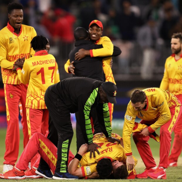 রান তাড়া করতে নেমে শুরু থেকেই নিয়মিত ব্যবধানে উইকেট হারিয়ে চাপে পড়ে যায় পাকিস্তান। রুদ্ধশ্বাস লো স্কোরিং ম্যাচে শেষ ওভারে পাকিস্তানের জিততে দরকার ছিল ১১ রান।