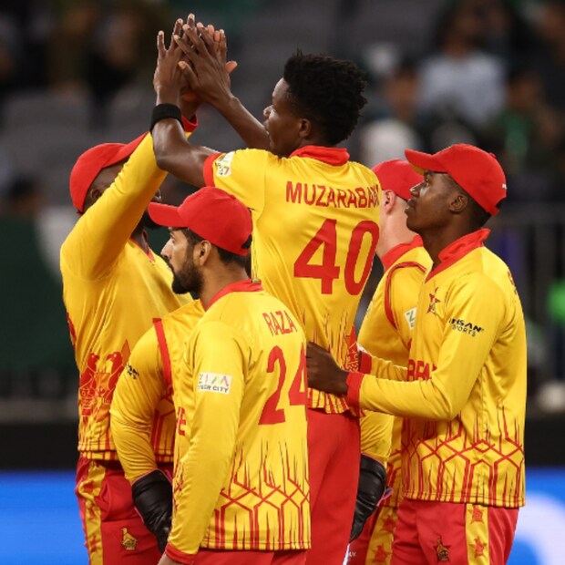 ম্যাচে টস জিতে ব্যাট করার সিদ্ধান্ত নেয় জিম্বাবোয়ে। প্রথমে ব্যাট করে ২০ ওভারে ৮ উইকেট হারিয়ে ১৩০ রান করে জিম্বাবোয়ে। 