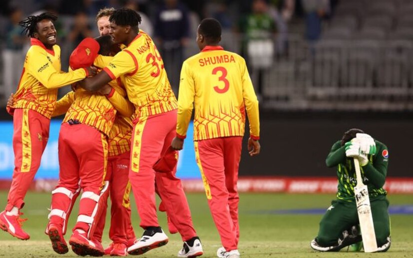 একটি চার মারেন ওয়াসিম। ২ বলে জেতার জন্য ৩ রান দরকার ছিল। কিন্তু নওয়াজ় আউট হয়ে গেলে ১ বলে ৩ রান করতে হত পাকিস্তানকে। শেষ বলে ২ রান নিতে গিয়ে রানআউট হন শাহিন আফ্রিদি। ১ রানে ম্যাচ হারে পাকিস্তান।
