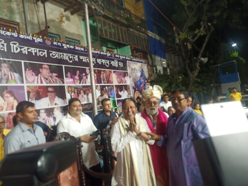 নব যুবক সঙ্ঘর পুজো পরিচিত ফাটাকেষ্টর পুজো নামে। মুকুল রায়ের পাশেই সুদীপ বন্দ্যোপাধ্যায়