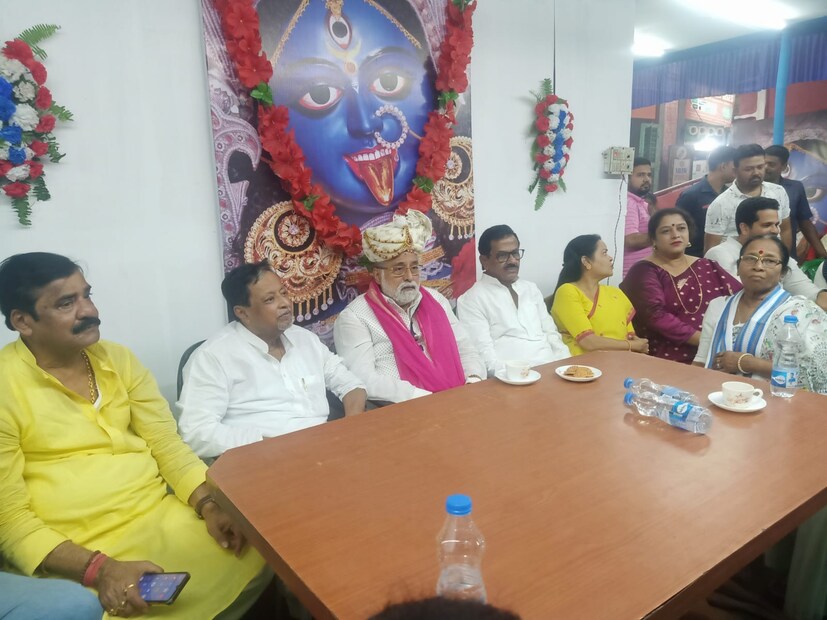  কুমোরটুলি থেকে বিশাল শোভাযাত্রা করে প্রতিমা নিয়ে আসা হয় মণ্ডপে। এ বারও কালী পুজোর দশ দিন আগেই মণ্ডপে পৌঁছে গিয়েছে প্রতিমা