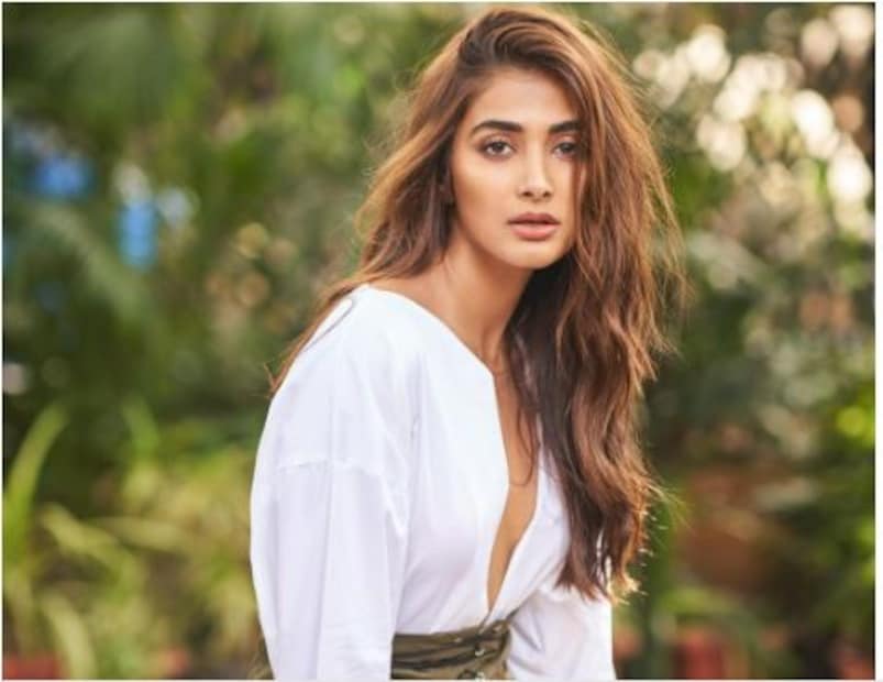 শীতকালের সকালে যে-কোনও অনুষ্ঠানে বেছে নিতে পারেন এই সাদা শার্ট-ড্রেস