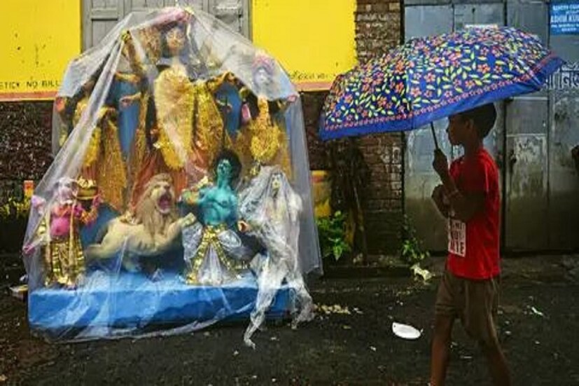 জানানো হয়েছে যে ষষ্ঠীর রাতের পর থেকে বৃষ্টি আরও বাড়তে পারে৷ 