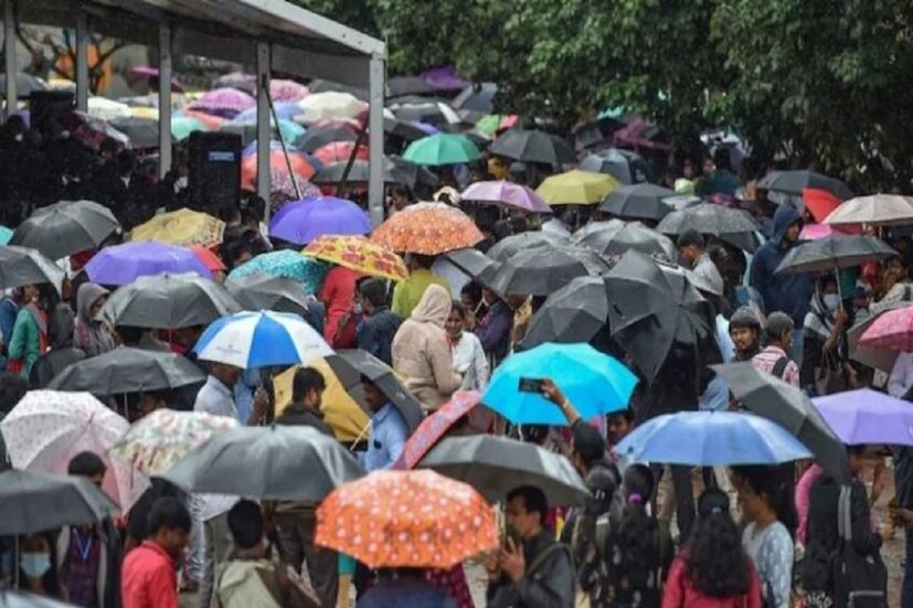 কলকাতা বা তার পার্শ্ববর্তী এলাকায় সপ্তমী থেকে দশমীর মধ্যে মাঝারি বৃষ্টিপাতের সম্ভাবনা রয়েছে। মেঘলা আকাশ থাকবে। কোথাও বৃষ্টি বাড়তেও পারে।