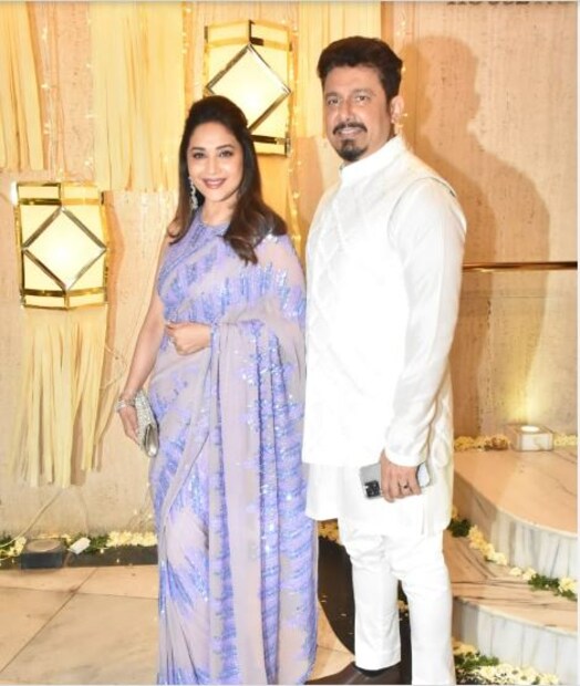 মণীশ মালহোত্রার দিওয়ালি পার্টিতে স্বামীর সঙ্গে মাধুরী