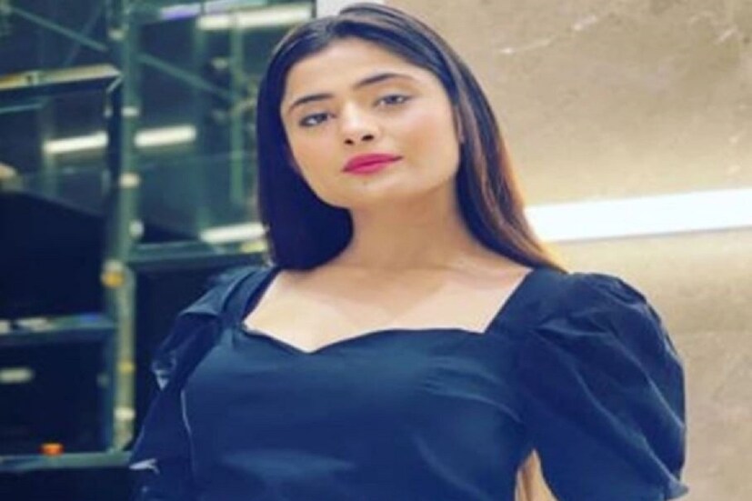 কী লেখা রয়েছে সুইসাইড নোটে? পুলিশ কর্তা জানিয়েছেন যে, 'সুইসাইড নোটের ভিত্তিতে জানা গিয়েছে যে তার প্রাক্তন প্রেমিক, যে তার প্রতিবেশী তাকে হেনস্থা করেছিল। তাই আমরা তার বিরুদ্ধে ব্যবস্থা নেব। দুপুর সাড়ে ১২টা নাগাদ এ ঘটনা ঘটে। আপাতত পরিবারের সদস্যদের বিশেষ জিজ্ঞাসাবাদ করা হয়নি, কারণ তারা এখনও শোকগ্রস্ত।