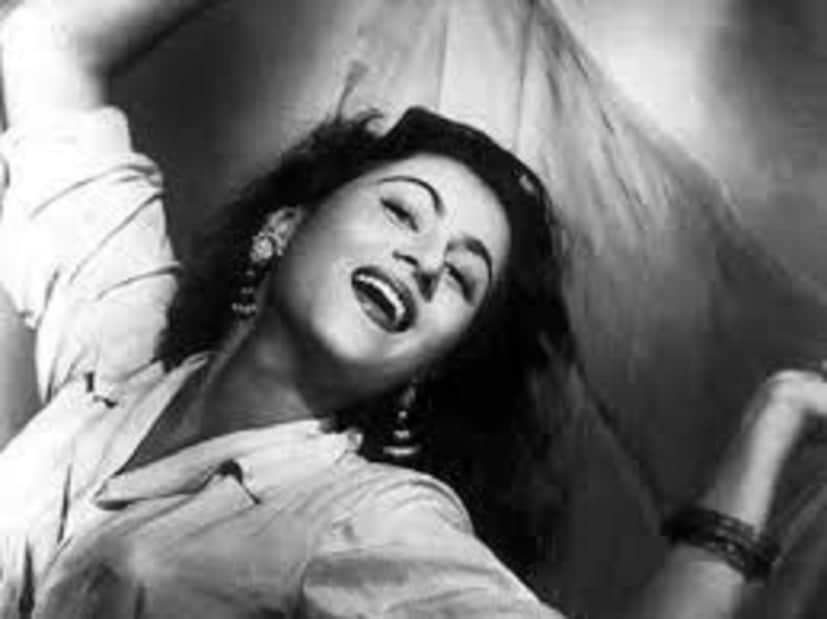 ১৯৪৭ সালে 'নীল কমল' চলচ্চিত্রে প্রধান অভিনেত্রী হিসেবে মুম্বই নগরীতে নিজের অভিনয় জীবন শুরু করেন মধুবালা। কিন্তু এরপর আর তাঁকে পিছন ফিরে তাকাতে হয়নি। অসামান্য অভিনয় ক্ষমতা তাঁকে একের পর এক সাফল্য এনে দিয়েছে সেলুলয়েডের পর্দায়।