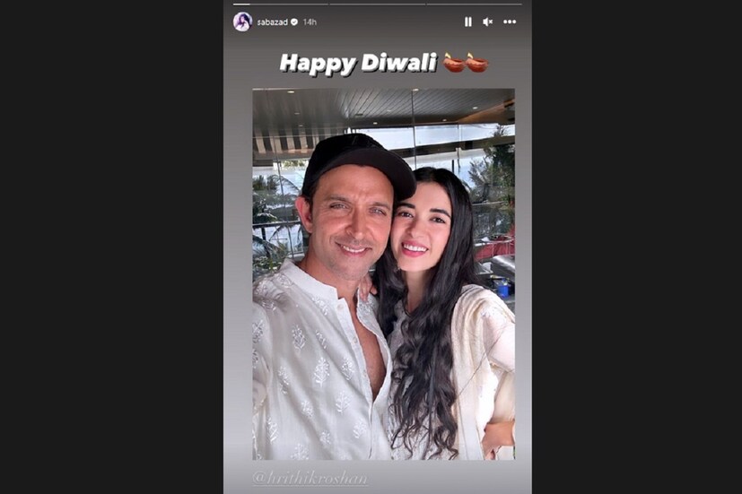 সাবা ইনস্টাগ্রাম স্টোরিতে হৃতিকের সঙ্গে নিজের একটি ছবি পোস্ট করেছেন। সাদা পোশাকে দুজনকে দেখা গিয়েছে সেখানে।