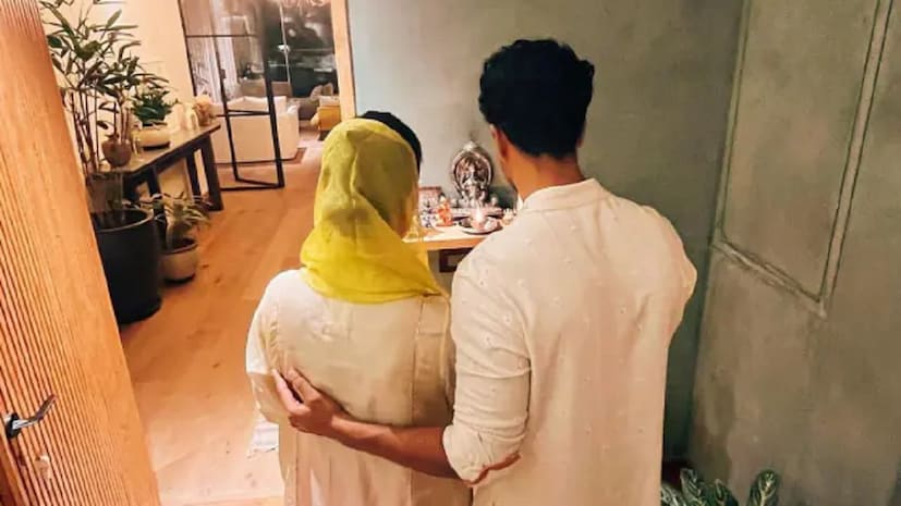 'ঘরের লক্ষ্মী'-এর সঙ্গেই লক্ষ্মী দেবীর আরাধনা করে আলোর উৎসবের আনন্দকে উপভোগ করলেন ভিক্যাট।