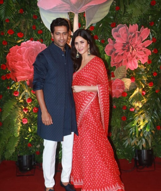 নিজের ইনস্টা হ্যন্ডলে দীপাবলি উদযাপনের ছবি শেয়ার করেছেন অভিনেতা ভিকি কৌশল। সেখানে রয়েছে বাড়িতে পুজো করার ছবি। মা লক্ষ্মীর সঙ্গে সেই ছবি দিয়েই সকলকে দীপাবলির শুভেচ্ছা জানিয়েছেন বিটাউনের এই নবদম্পতি।