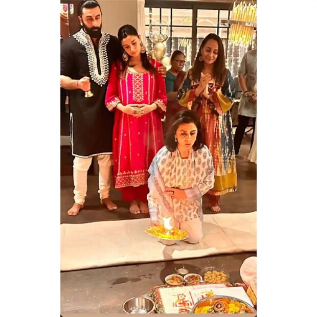 রণবীর কাপুর এবং আলিয়া ভাট দিওয়ালির সময় পরিবারের সঙ্গে লক্ষ্মী পূজা করেছিলেন। আরতি করছেন নীতু কাপুর, রণবীর বাজাচ্ছেন ঘণ্টা, আর আলিয়া কাঁধে মাথা এলিয়ে দিয়েছেন রণবীরের।