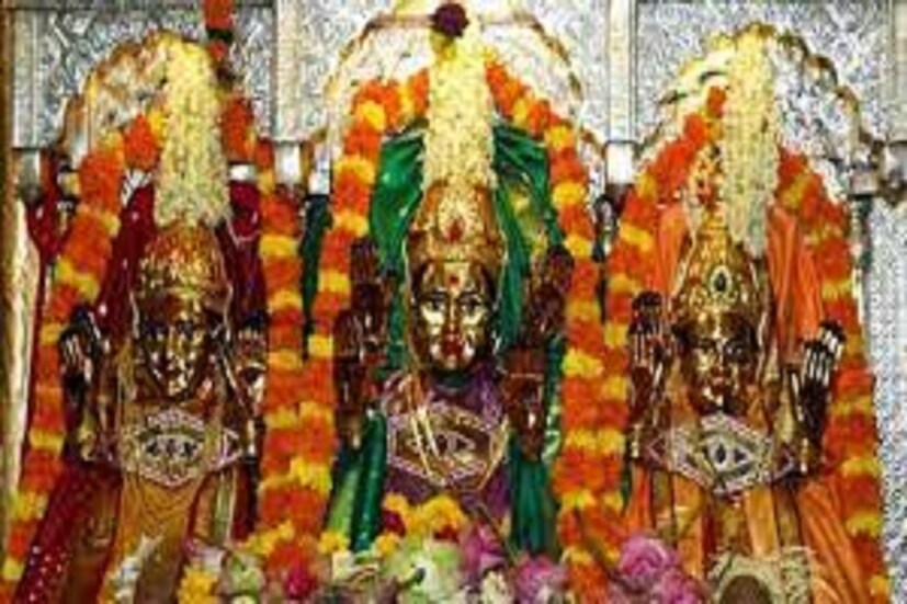 মন্দিরের গর্ভগৃহে মহালক্ষ্মী, মহাকালী ও মহাসরস্বতী প্রতি একসঙ্গে আছে ৷ এই মন্দির রামজি শিবাজি নামে এক ঠিক কর্মী নির্মাণ করেছেন ৷ এমনই প্রচলিত আছে ৷ প্রতীকী ছবি ৷
