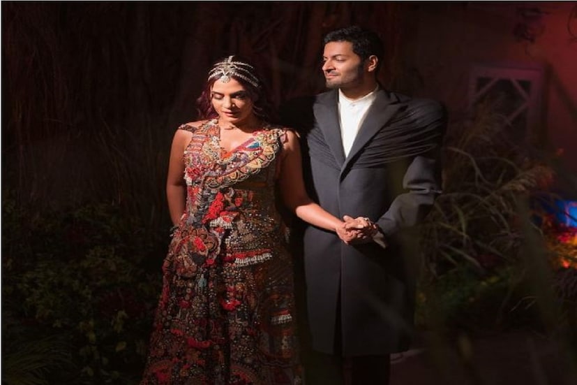 রিসেপশনে সদ্য-বিবাহিতা রিচার থেকে চোখ ফেরাতেই পারছেন না আলি