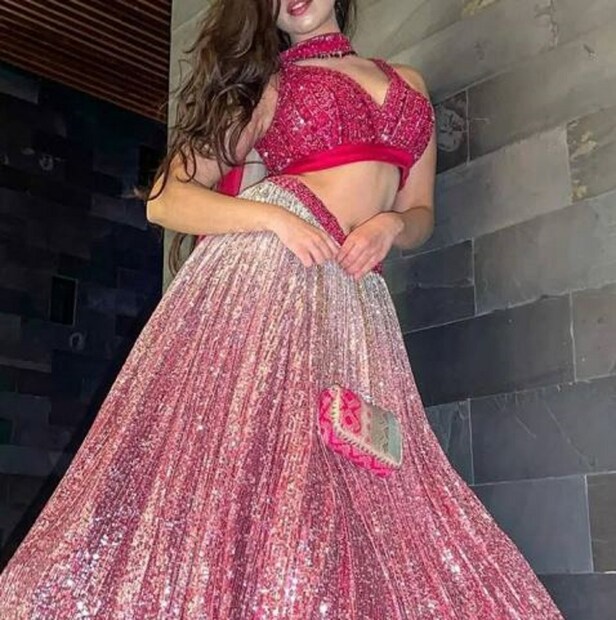 সিকুইন লেহঙ্গা: এই স্টাইলের লেহঙ্গা অল্পবয়সীদের মধ্যে ব্যাপক জনপ্রিয়। দেখতে রানির মতোই লাগে। বাজারে এই ধরনের লেহঙ্গা ২০০০ টাকায় বিক্রি হচ্ছে। এর সঙ্গে রাফেল দোপাট্টা স্টাইল করা যায়। অবশ্য না করলেও চলে। মেকআপ হবে একদম হালকা। ন্যুড রঙ বেছে নেওয়া যায়। এর সঙ্গে হাতে ব্রেসলেট কিংবা বড় আংটি ভাল মানাবে। চুল খোলাই থাক।