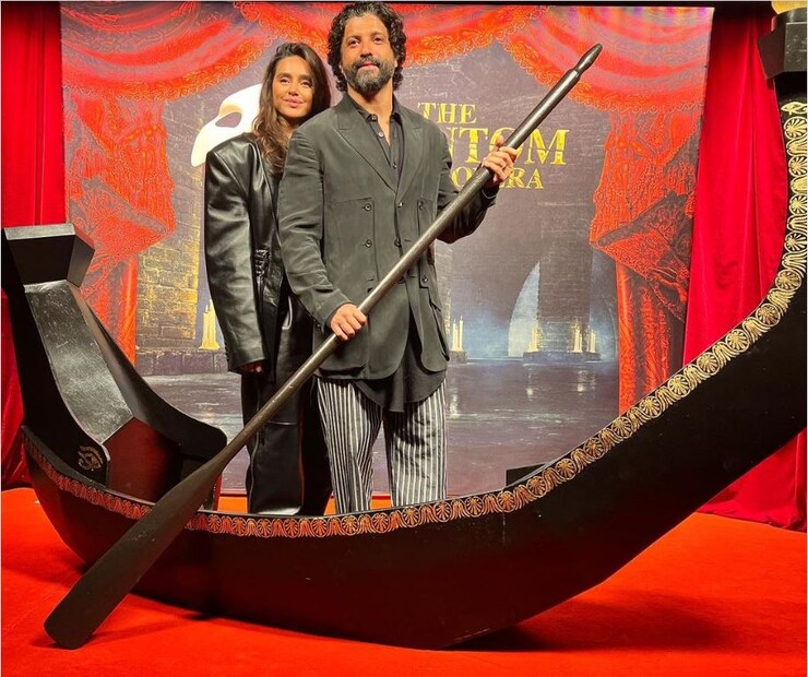 ফারহানের প্রাক্তন স্ত্রী অধুনা ভবানী বিয়েতে উপস্থিত না থাকলেও দুই কন্যা শাকিয়া এবং আকিরা বাবার দ্বিতীয় বিয়েতে চুটিয়ে মজা করে
