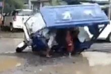 সরকারি অফিসারদের সামনে উল্টে গেল টোটো, ফিরেও তাকালেন না কর্তারা!