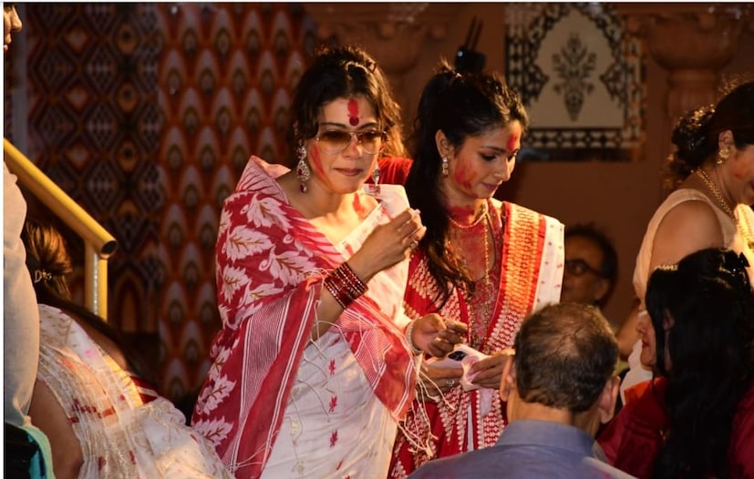 দশমীতে কাজল আর বোন তানিশা