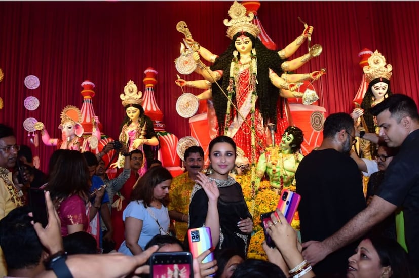 দুর্গা পুজোর মণ্ডপে পরিনীতি চোপড়া