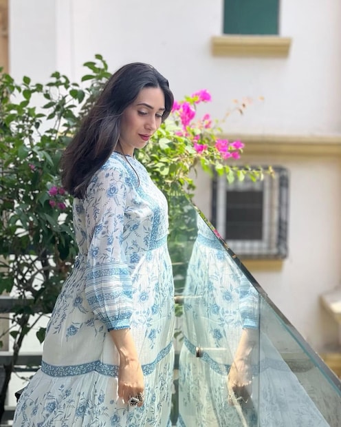 ফ্লোরাল প্রিন্টের সাদা সাবেকি সাজে করিশমা। 