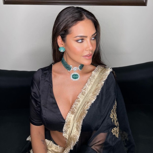 ভি গলার কালো শাড়ি ও ব্লাউজে এষার রূপ। 