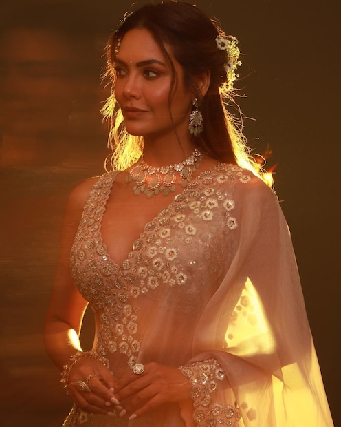 প্যাস্টেল ফ্লোরাল ব্লাউজের সাজ। 