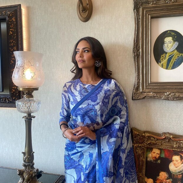 প্রিন্টেট শাড়ি ব্লাউজে ফ্যাশনিস্তা এষা গুপ্তা। 