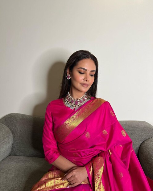 গোলাপি শাড়িতে সেজেছেন এষা গুপ্তা। 