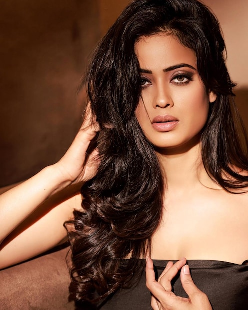 সেক্সি অবতারে ধরা দিয়েছেন নায়িকা। 