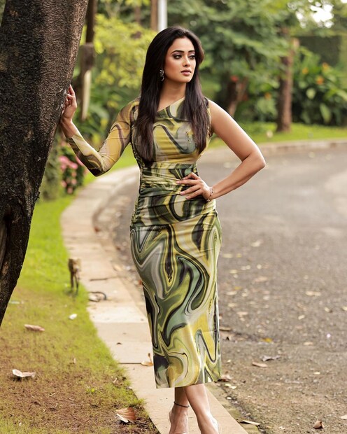 প্রিন্টেড মিডি ড্রেসে ভাইরাল ছবি শ্বেতার। 