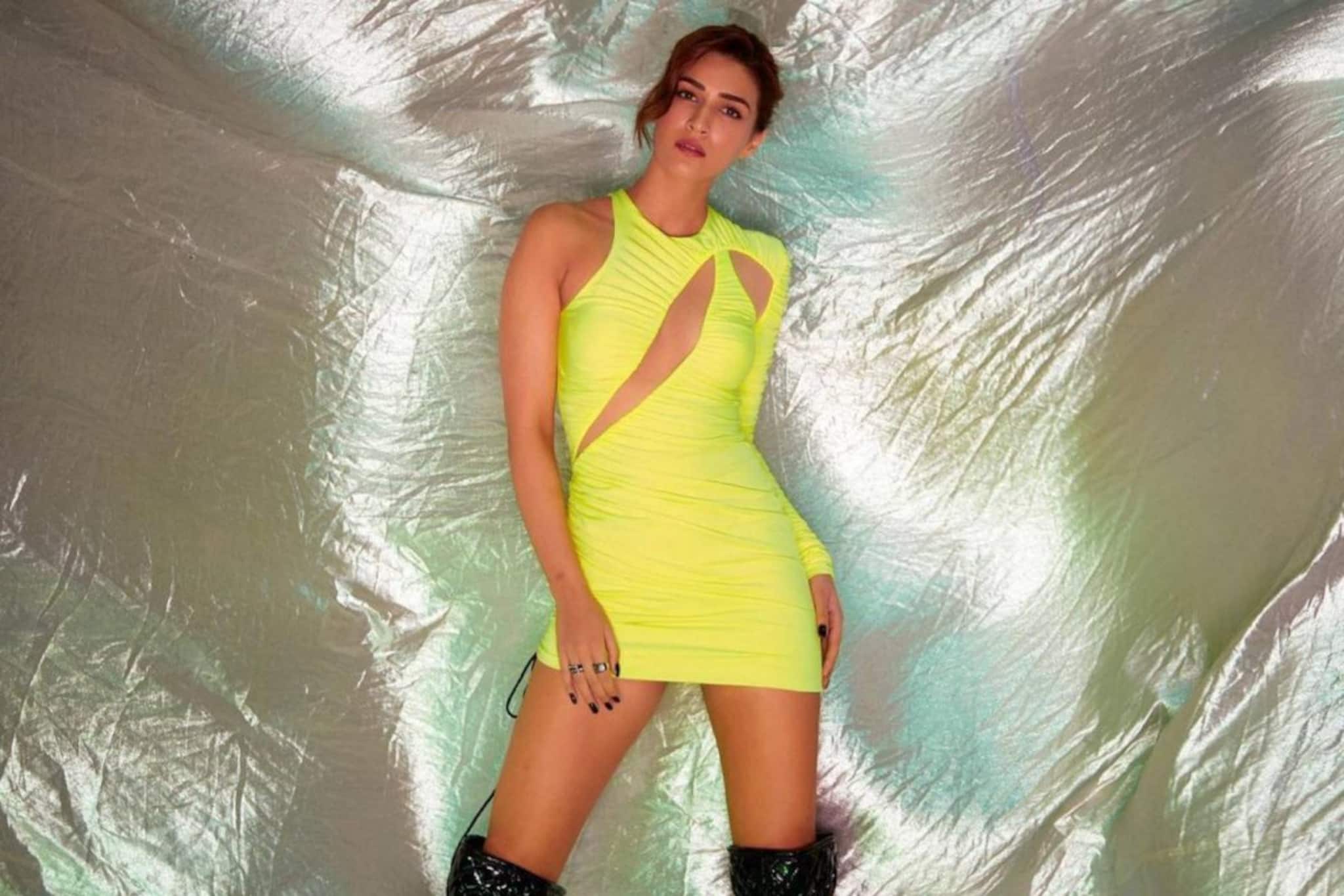 নিওন রঙা কাট-আউট শর্ট ফ্রক, কালো হাই-বুটস...স্টাইলিশ-এর নতুন সংজ্ঞা কৃতি