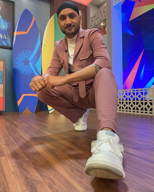 ২০০৯ সালে ভিকট্রি সিনেমায় অভিনয় করেন হরভজন সিং। ২০১৩ সালে ভাজ্জি ইন প্রবলেম সিনেমায় অভিনয় করেন। ২০২১ সালে তামিল সিনেমা Dikkiloona তে অভিনয় করেন ভাজ্জি।