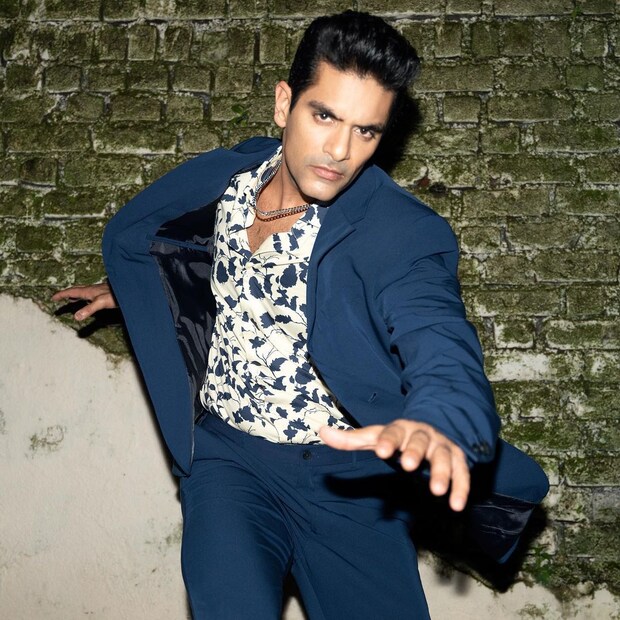 অঙ্গদ বেদি অভিনয় জগতে পরিচিত নাম। তবে খুব কম লোকই জানেন, ভারতীয় দলের প্রাক্তন স্পিনার বিশান সিং বেদীর ছেলে একসময় পেশাদার ক্রিকেট খেলতেন। মিডিয়া রিপোর্ট অনুযায়ী, ফুলটাইম মডেলিং করার আগে তিনি দিল্লির অনূর্ধ্ব-১৯ দলের হয়ে খেলেছিলেন।