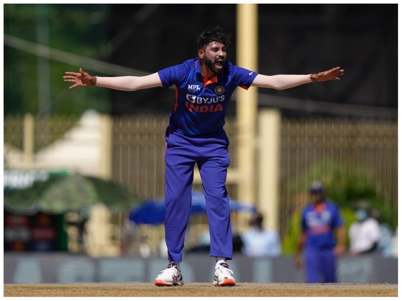 ফাস্ট বোলার মহম্মদ সিরাজও বিশ্বকাপ দলে ছিলেন না। তিনি দ্বিতীয় টি-টোয়েন্টিতে দুর্দান্ত বোলিং করেন এবং ৪ ওভারে ২৪ রান দিয়ে ২ উইকেট নেন। একটি মেডেন ওভারও করেন তিনি। কেন উইলিয়ামসনকে আউট করেন সিরাজ। এদিন ৬১ রান করেন কেন।