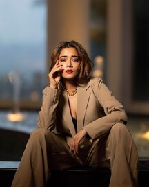 ঠিকরে পড়ছে যৌবনের আভা! বঙ্গতনয়া টিনা দত্তের ছবি দেখে কুপোকাত ভক্তেরা